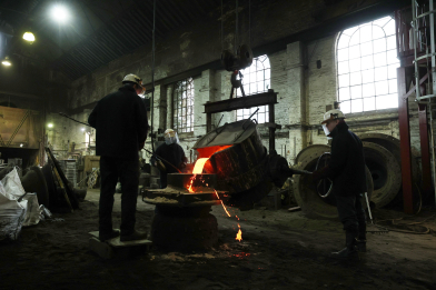 The image shows molten metal being poured into a cast to create the Hope Bell
